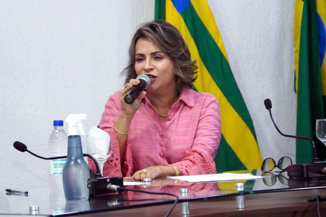 Rita Cássia discursa durante cerimônia de posse realizada na Câmara de Vereadores - Foto: Enivaldo Silva