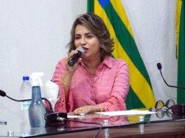 Rita Cássia discursa durante cerimônia de posse realizada na Câmara de Vereadores - Foto: Enivaldo Silva