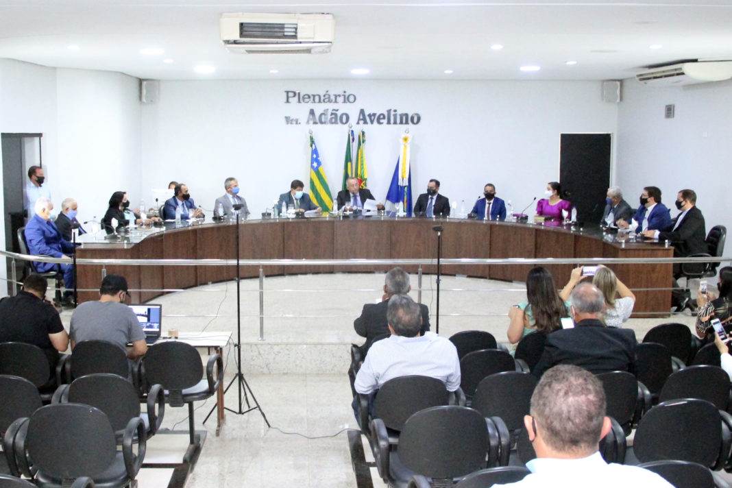 Com poucos convidados vereadores tomam posse em Itaberaí * Foto Enivaldo Silva