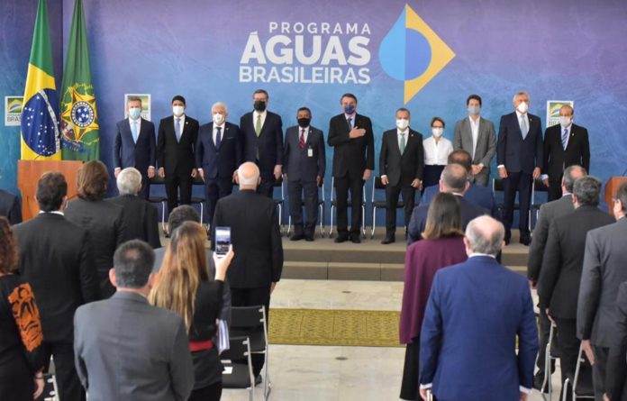Governador Ronaldo Caiado e secretária Andréa Vulcanis durante evento no Palácio do Planalto, em Brasília: reconhecimento do governo federal pela política de preservação do meio ambiente e de recursos hídricos implantada em Goiás Governador Ronaldo Caiado e secretária Andréa Vulcanis durante evento no Palácio do Planalto, em Brasília: reconhecimento do governo federal pela política de preservação do meio ambiente e de recursos hídricos implantada em Goiás
