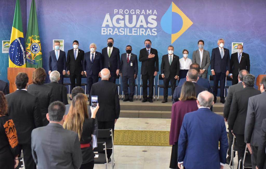 Governador Ronaldo Caiado e secretária Andréa Vulcanis durante evento no Palácio do Planalto, em Brasília: reconhecimento do governo federal pela política de preservação do meio ambiente e de recursos hídricos implantada em Goiás