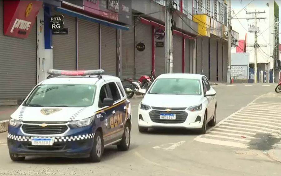 Comércio fechado em ruas de Goiânia por causa de decreto Goiás coronavírus pandemia Covid-19 — Foto: Reprodução/TV Anhanguera