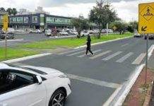 Ao menos 126 ruas estão sem faixas de pedestres em Goiânia Pedestre atravessando a rua