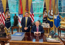 Flávio Bolsonaro é recebido por Donald Trump na Casa Branca, em Washington